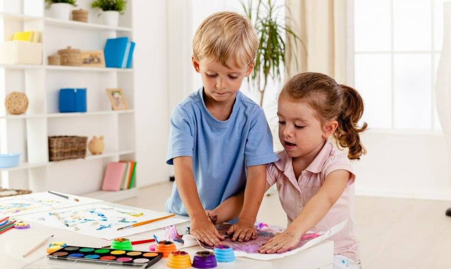 Jak zajęcia plastyczne w przedszkolu wspierają rozwój umiejętności manualnych?