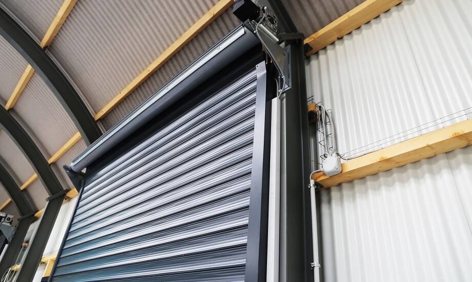 Brama segmentowa a regulacje prawne dotyczące bezpieczeństwa w przemyśle