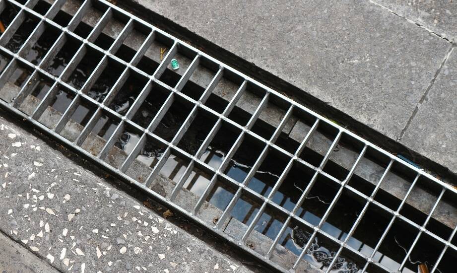 Jak utrzymać skuteczność kratek ściekowych w trudnych warunkach pracy?