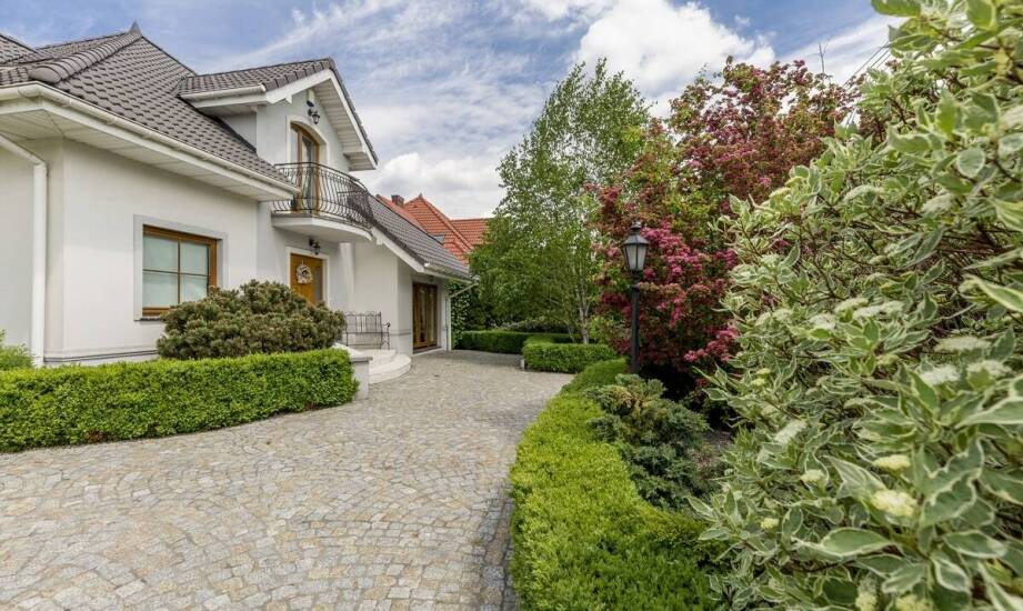 Jak konserwacja kostki brukowej przedłuża jej żywotność?