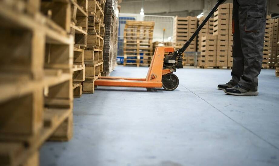 Czy elektryczny paleciak to dobry wybór do małego magazynu?