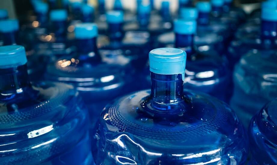 Woda w galonach: jak poprawia jakość życia codziennego?