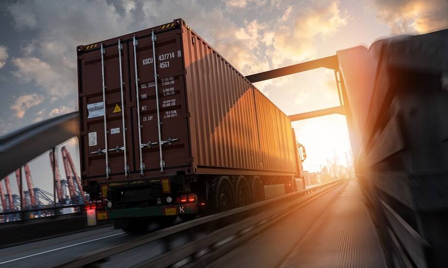 Jakie czynniki wpływają na wybór trasy w transporcie kontenerowym?