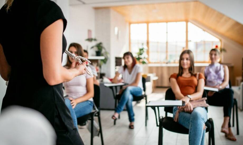 Wpływ szkoleń PPOŻ na reakcję pracowników w sytuacjach kryzysowych