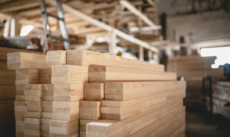 Drewno KVH a efektywność energetyczna: co warto wiedzieć?