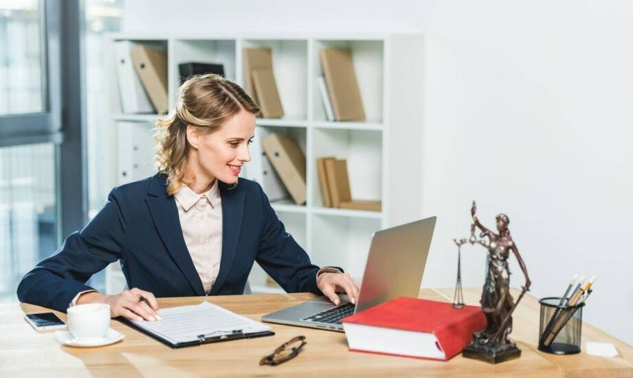 Jak obsługa prawna sklepów internetowych wpływa na budowanie zaufania klientów?