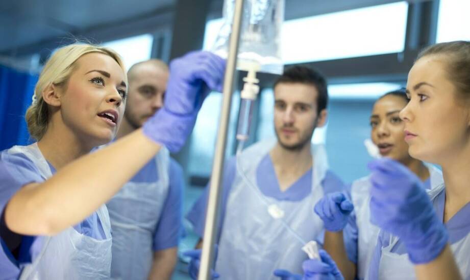 Egzaminy praktyczne i teoretyczne w szkoleniach medycznych: co musisz wiedzieć?