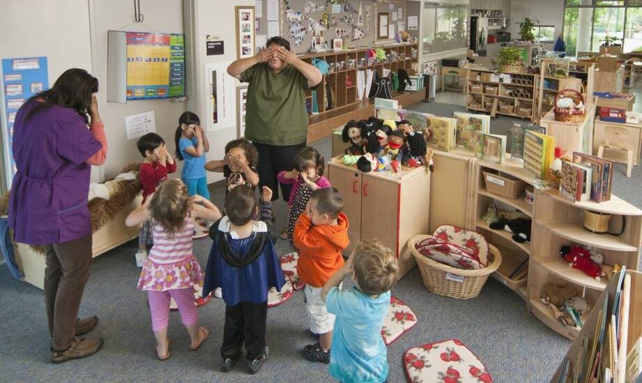 Jakie korzyści przynoszą przedstawienia teatralne w nauce angielskiego dla dzieci?