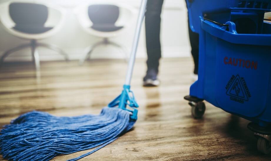 Czyszczenie miejsc trudnodostępnych – jak specjaliści radzą sobie z wyzwaniami?