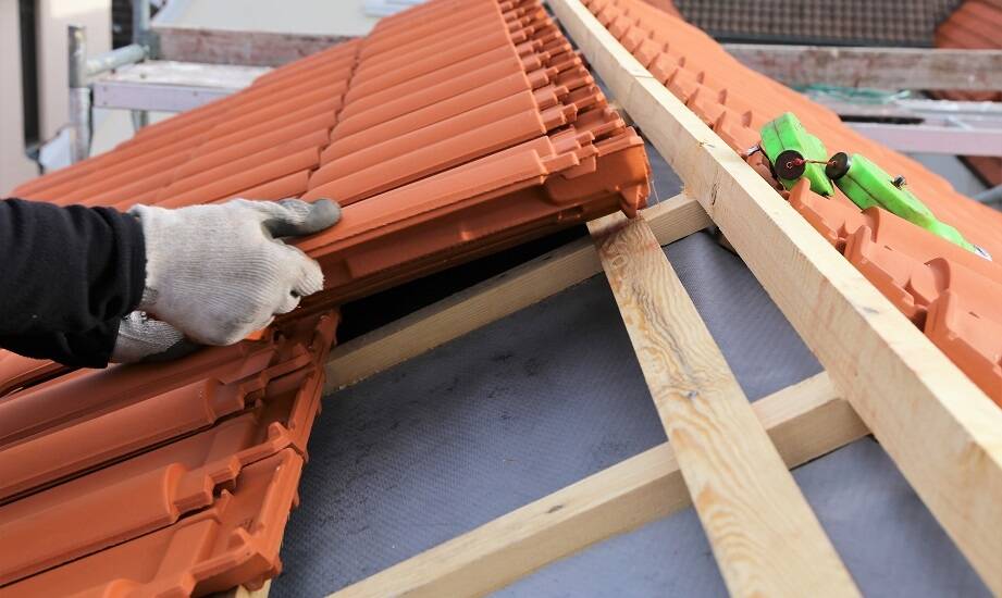Dlaczego warto zlecić układanie dachówki specjalistom?
