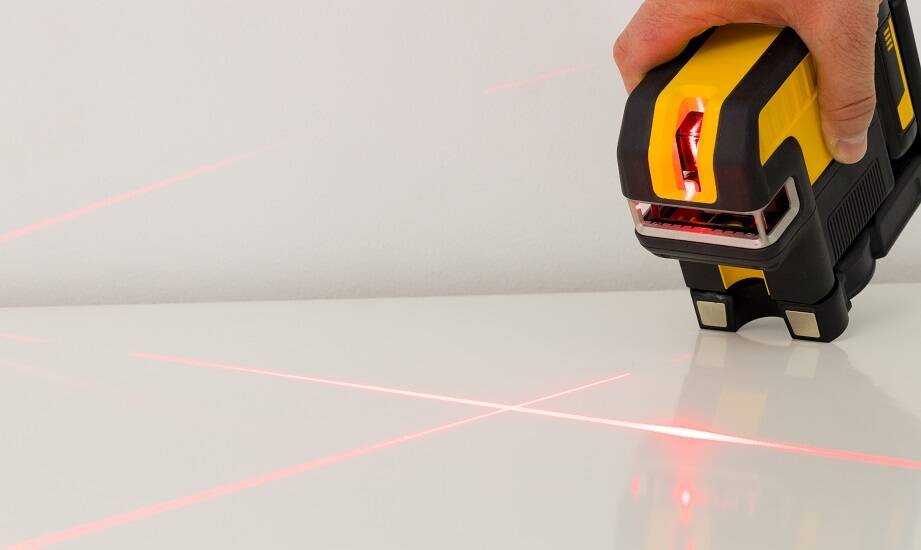 Jak odbiornik laserowy wpływa na precyzję pomiarów budowlanych?