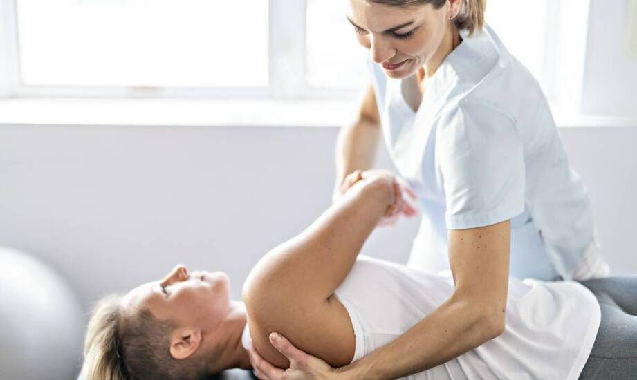 Zalety terapii manualnej w leczeniu dolegliwości ortopedycznych u pacjentów starszych