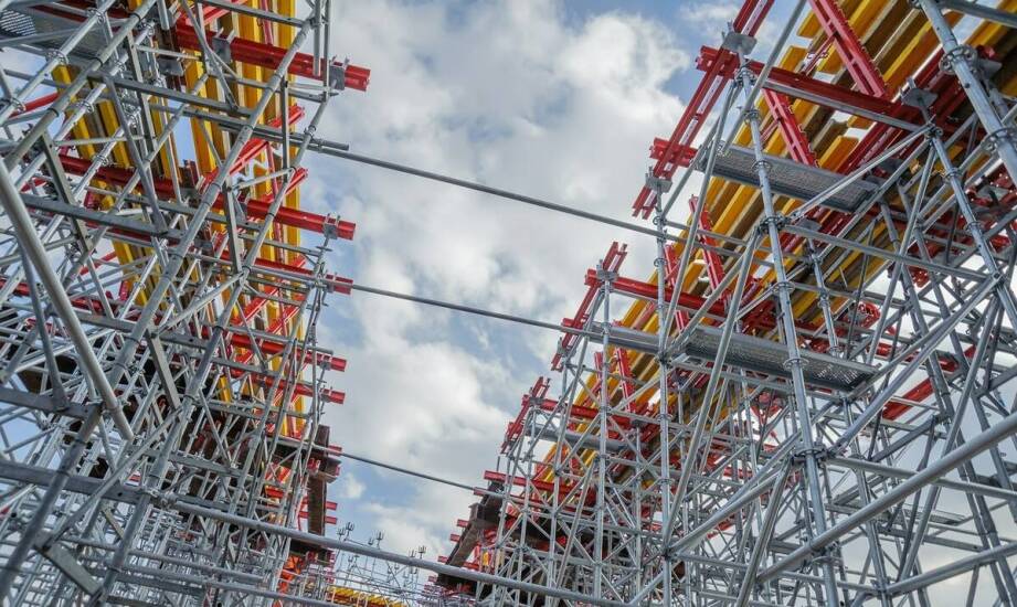 Jak wynajem rusztowań może pomóc w realizacji nietypowych projektów architektonicznych?