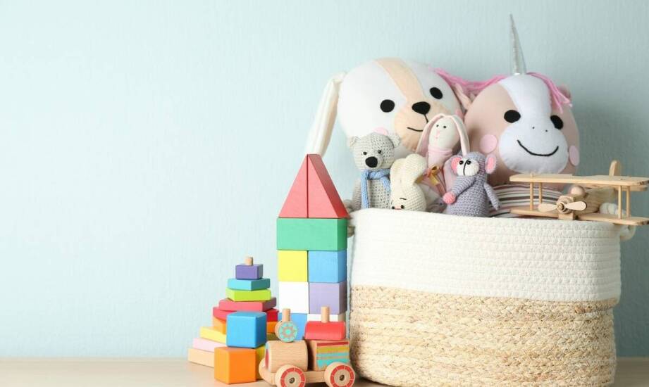 Porównanie skrzynek drewnianych na zabawki z innymi materiałami - co wybrać?