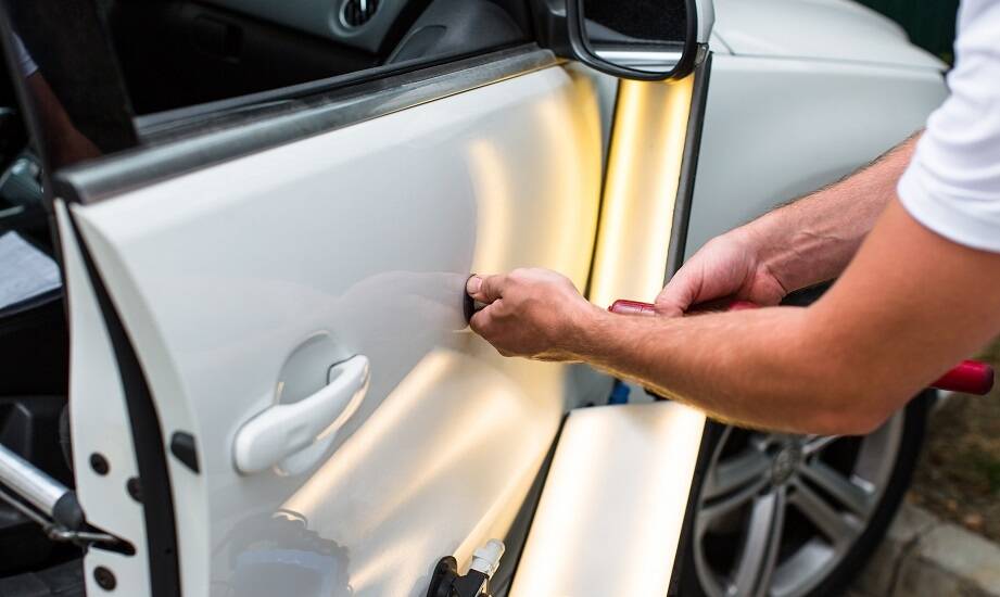 Profesjonalne wyciąganie wgnieceń jako sposób na zachowanie wartości auta