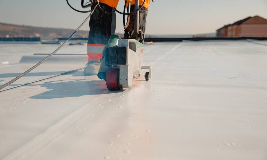 Jakie usługi dekarskie wspierają proces osuszania budynków?