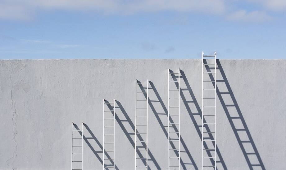 Bezpieczeństwo pracy z drabiną słupkową – zasady i certyfikaty