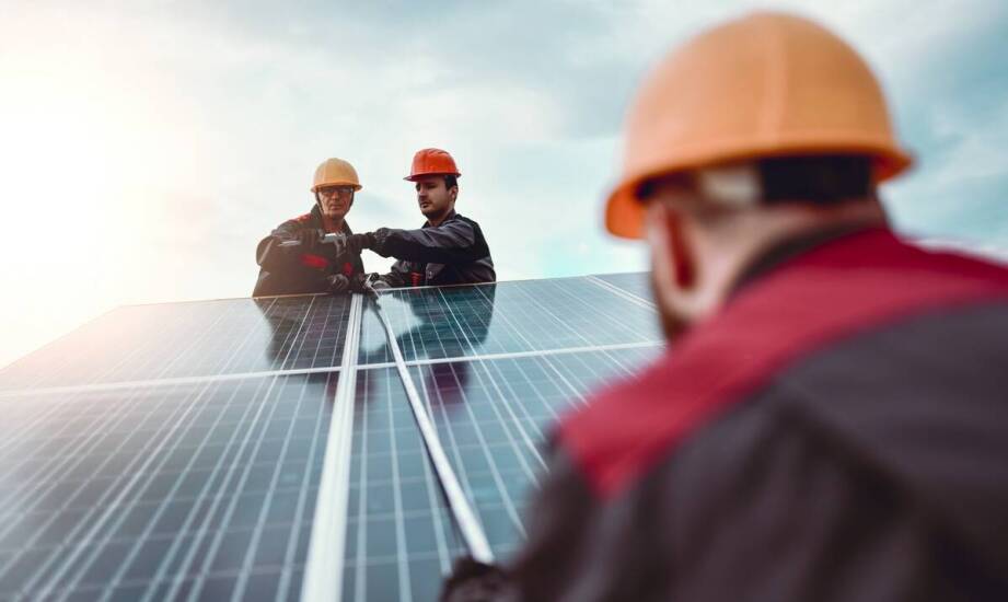 Montaż warstwowych płyt a zrównoważony rozwój w przemysłowym budownictwie