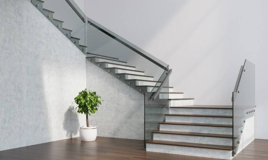 Jakie są techniczne wymagania dla montażu szklanych balustrad?