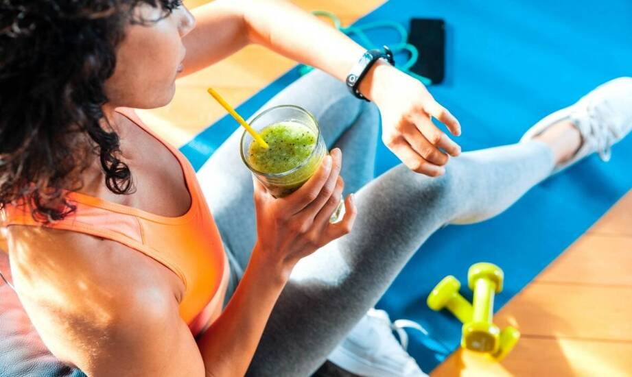 Przepisy na orzeźwiające zdrowotne koktajle z urządzeniem do smoothie