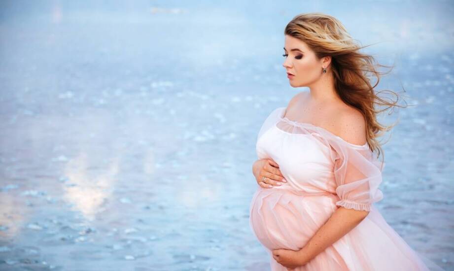 Turban dla kobiet w ciąży na plażę – jaki wybrać, by zapewnić sobie wygodę i ochronę?