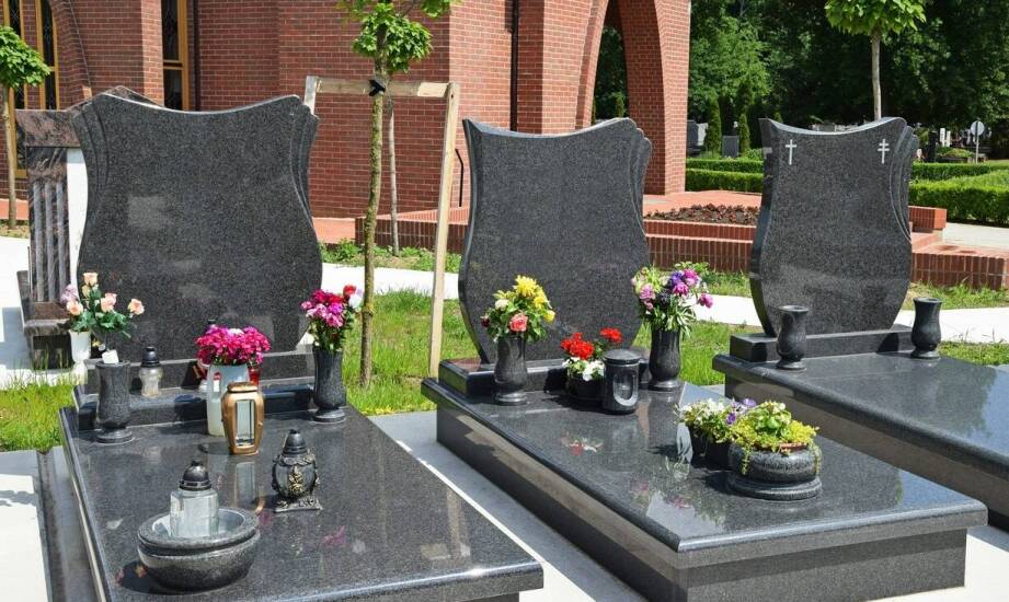 Cena a jakość: jak znaleźć równowagę przy zakupie nowoczesnego cmentarnego pomnika?