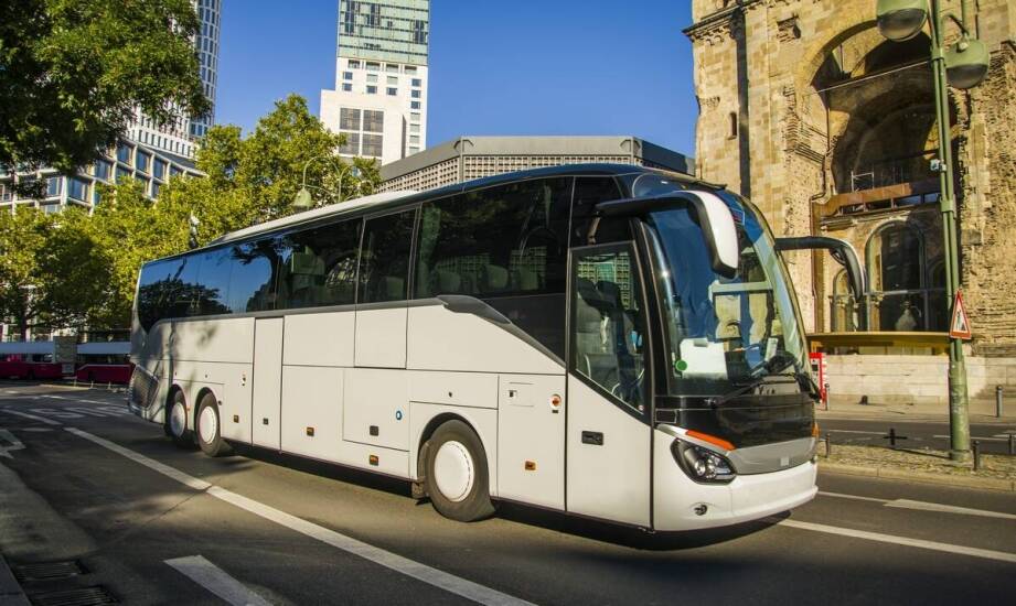 Transfery lotniskowe – jak wynajem autokaru może ułatwić podróż z lotniska?