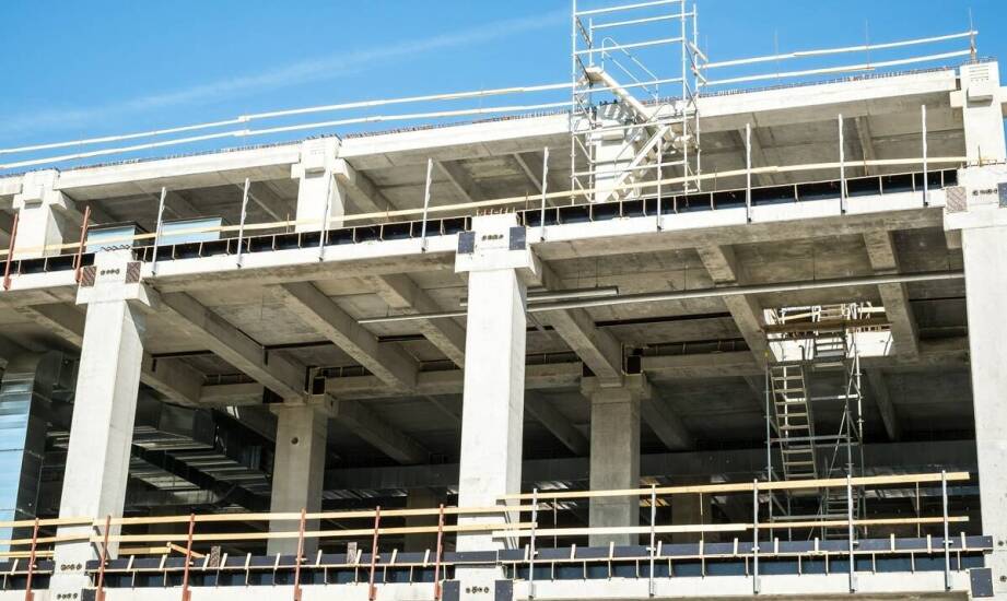 Inwestycje budowlane a dźwigowe usługi – kluczowe aspekty współpracy