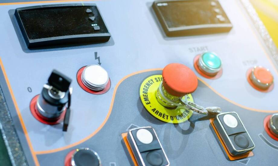 Jakie są kluczowe zalety zastosowania automatyzacji sterowania w przemysłowych systemach?