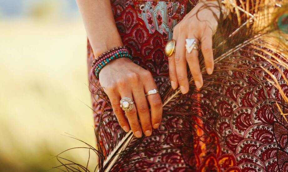 Jakie emocje wyraża noszenie męskiego naszyjnika z kamieniami?