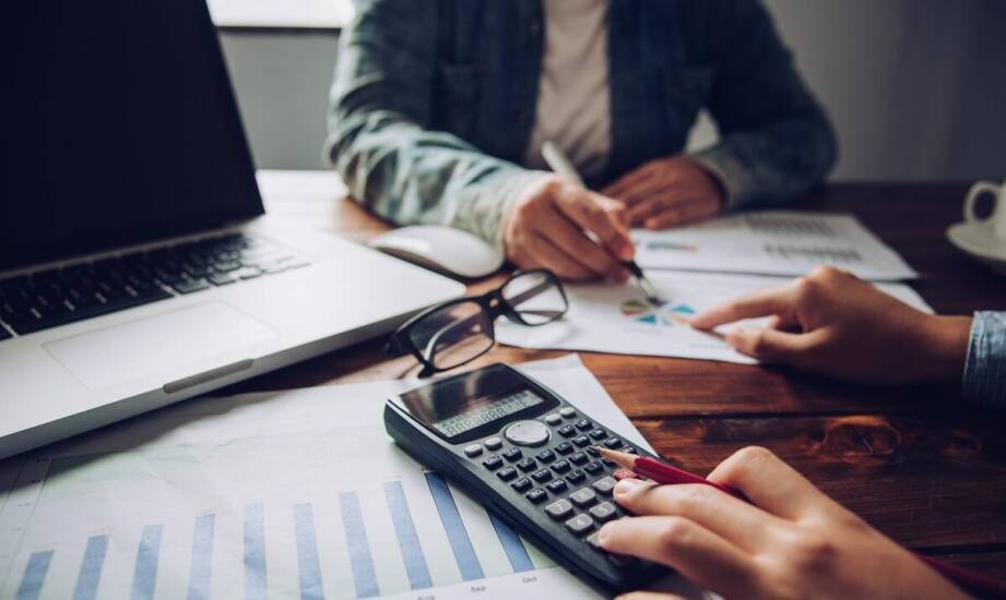 Jakie są kluczowe korzyści z prowadzenia księgowości uproszczonej?