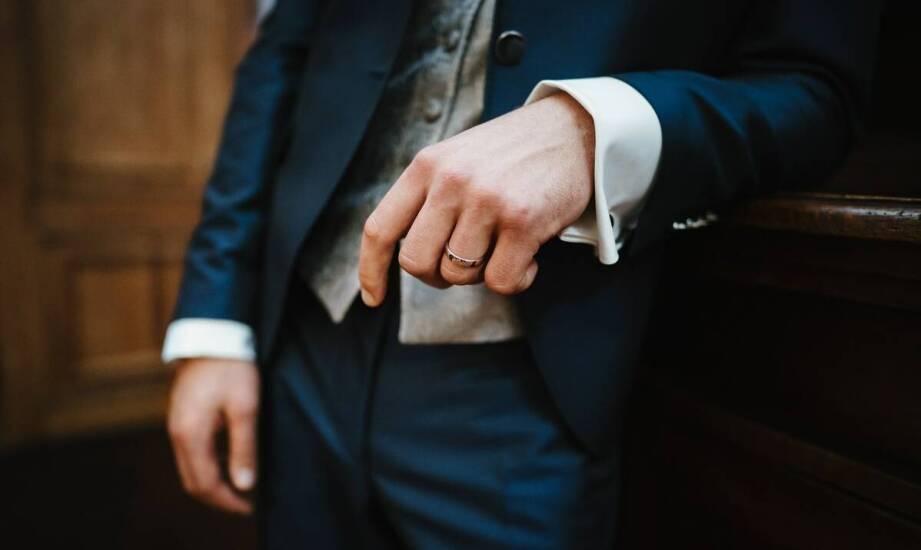 Jakie są najważniejsze kroki w procesie szycia ślubnego garnituru?