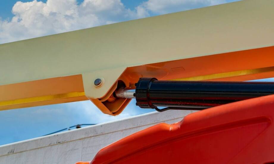 Bezpieczeństwo użytkowania dachowych wyłazów – co warto wiedzieć?