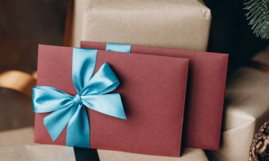 Jak świąteczne pudełko z okienkiem wpływa na prezentację upominku?