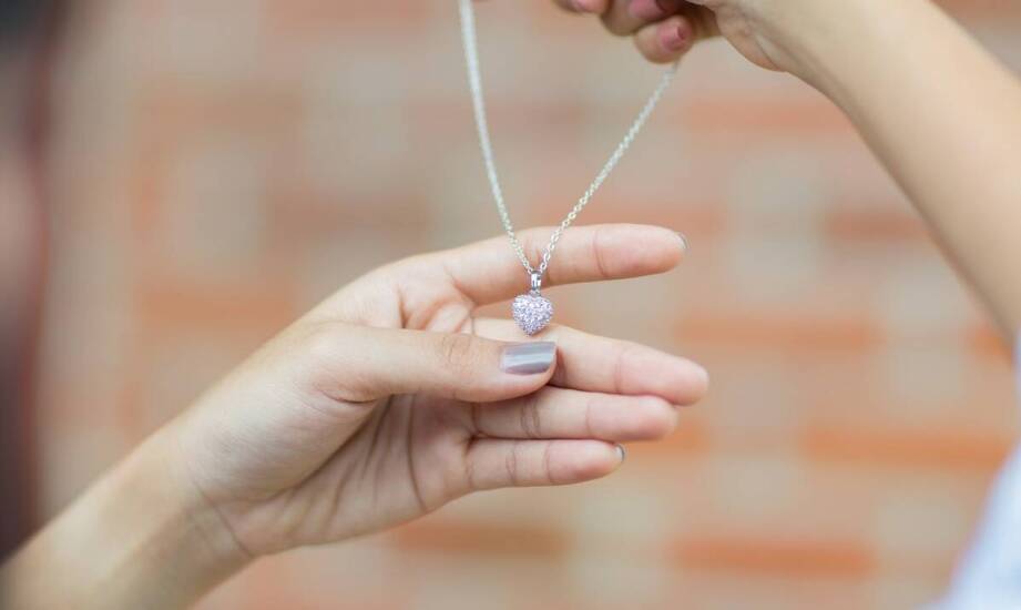 Znaczenie amuletu naszyjnika w codziennych stylizacjach