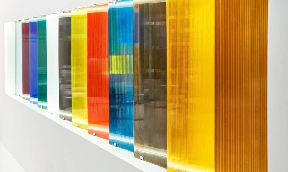 Jakie są różnice między kasetonami z dibondu a z pleksiglasu?