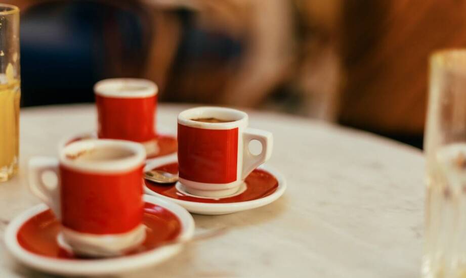 Papierowe kubki a prawne regulacje dotyczące jednorazowych opakowań