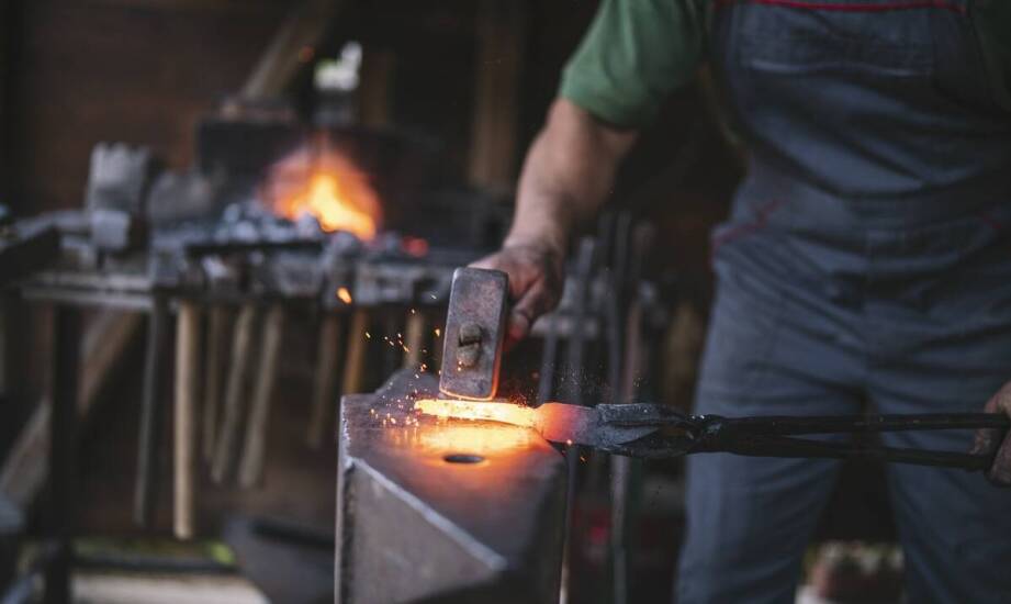 Jak swobodnie kute odkuwki wpływają na wytrzymałość konstrukcji stalowych?