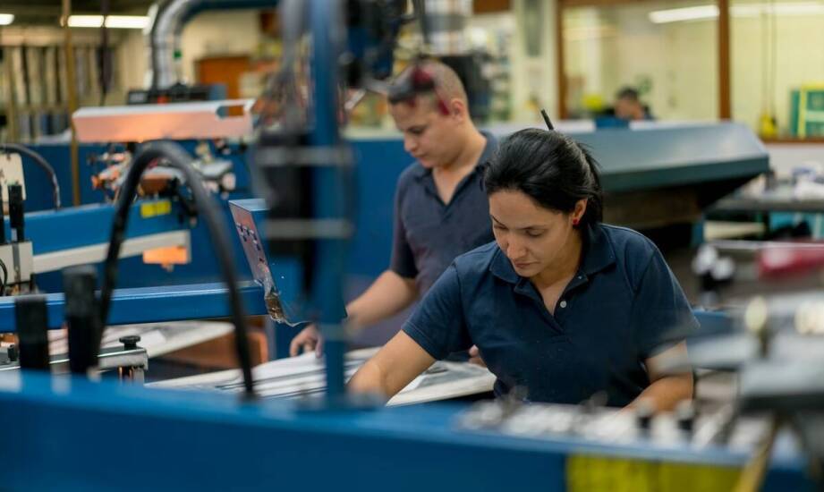 Jakie wyzwania niesie ze sobą produkcja papierowych toreb z nadrukiem?