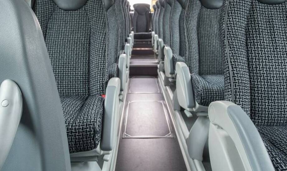 Jakie udogodnienia oferują pojazdy typu VAN w taxi w Pyrzowicach?