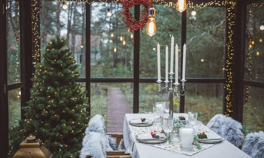 Świąteczne obrusy z plamoodpornych tkanin – praktyczność i estetyka