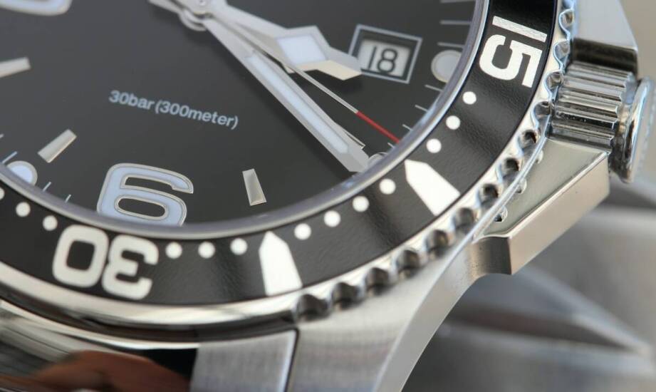 Zegarek z diamencikami a biznesowe okazje – czy to dobre połączenie?