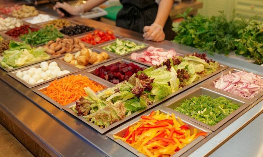 Wyjątkowe insalate – jakie sałatki oferuje nasza kawiarnia dla miłośników zdrowego jedzenia?