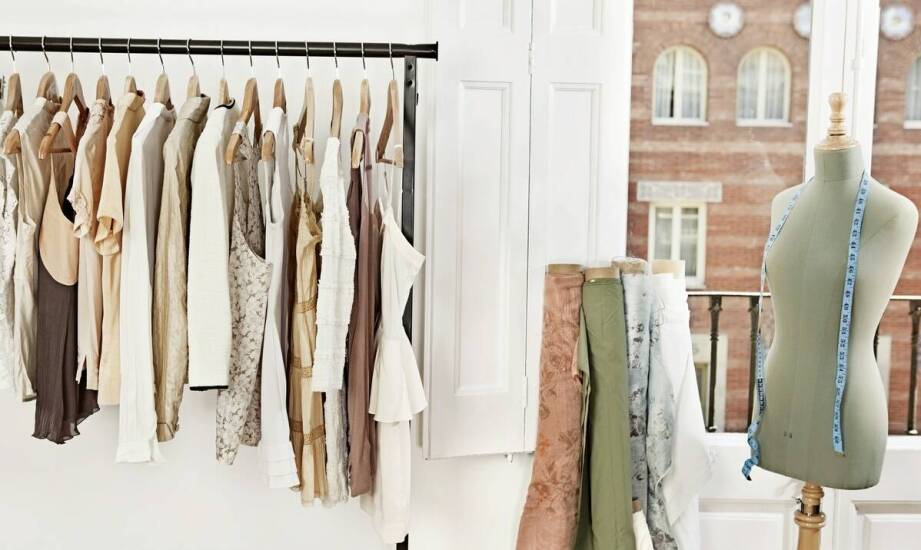 Elegancja mini sztruksowej spódnicy w codziennych zestawach