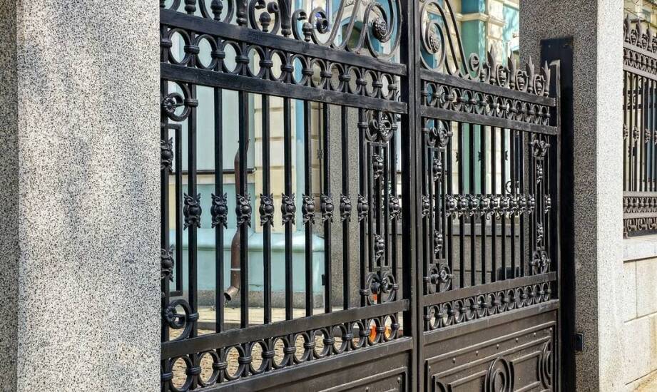 Wann lohnt es sich, sich für zweiflügelige schmiedeeiserne Tore aus Polen zu entscheiden?