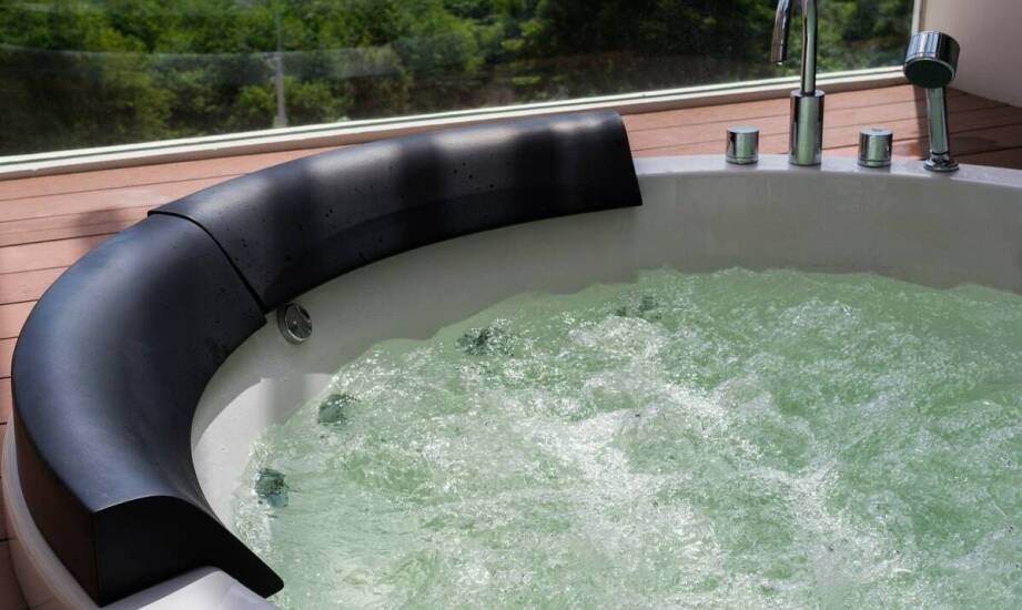 Zastosowanie ergonomicznych rozwiązań w projektowaniu sterowników do wanien z hydromasażem.