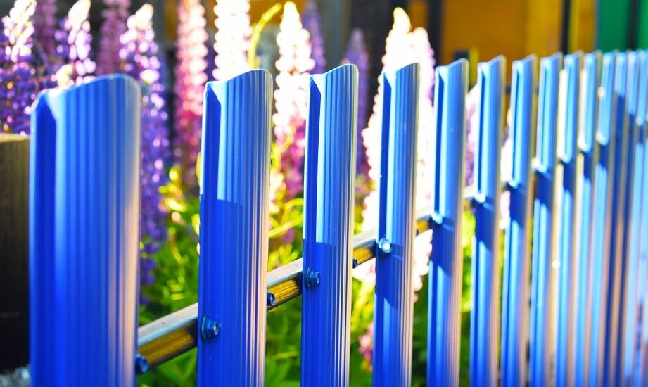 Wpływ kolorystyki ogrodzeń na wygląd posesji