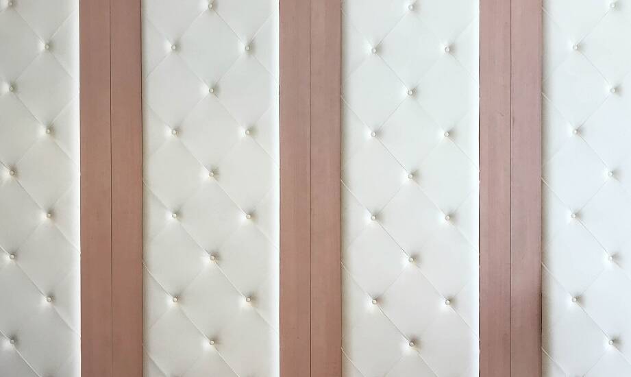 Wybór paneli ściennych materiałowych do salonu – na co zwrócić uwagę?