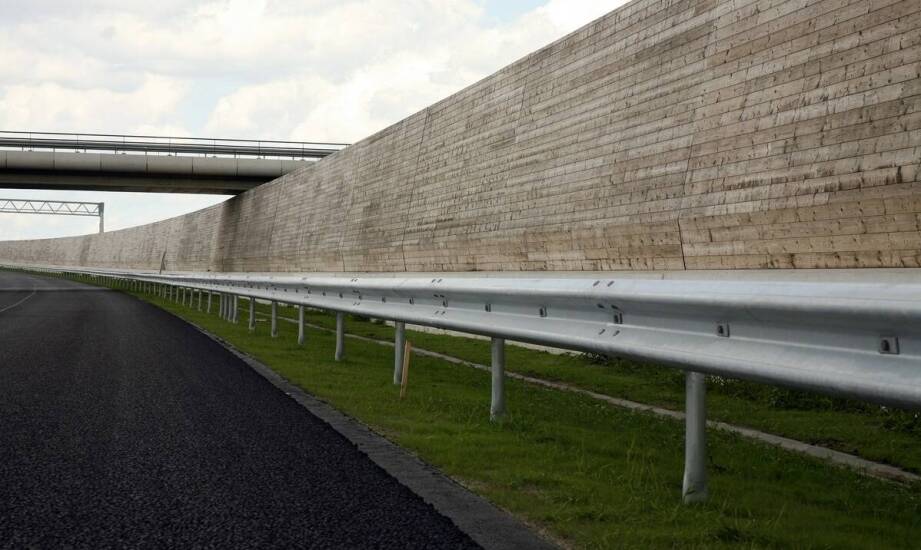 Jak odpowiednie projektowanie wpływa na funkcjonalność drogowych stalowych barier?