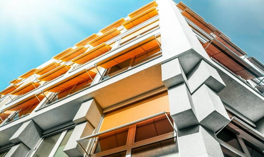 Zalety montażu fasadowych markiz w budynkach komercyjnych